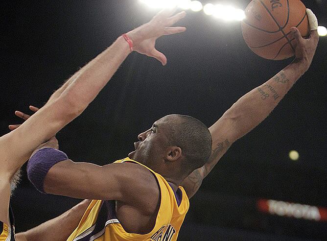 Kobe intenta una canasta en el partido ante los Pacers