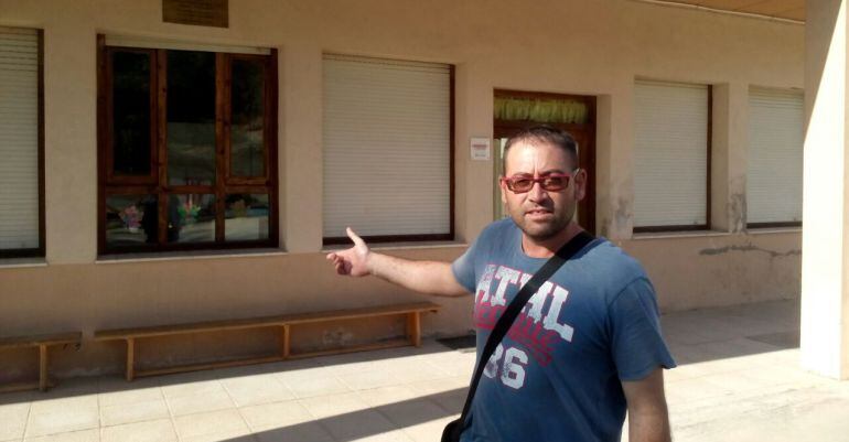 El regidor d'ensenyament, Sebastià Boixadera, senyalant l'aula d'infantil que, de moment, només té un nen de 5 anys matriculat.