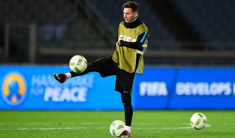 Messi toca el balón en Yokohama