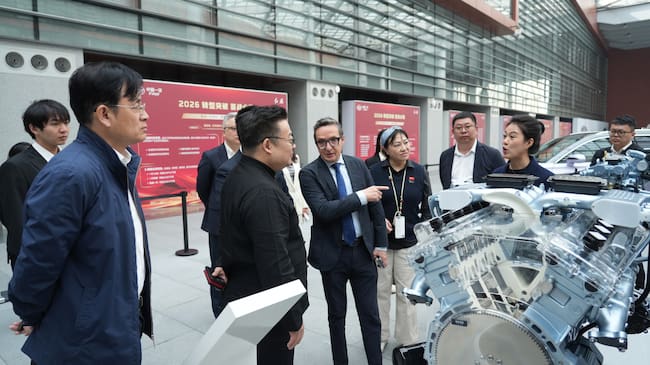 Juan Manuel Corchado, rector de la USAL, durante su visita a las instalaciones del gigante automovilístico FAW