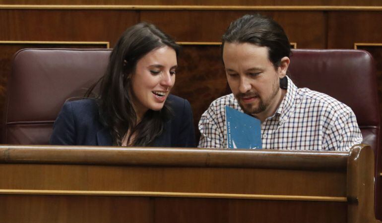 El líder de Podemos, Pablo Iglesias y la portavoz en el Congreso de la formación, Irene Montero, durante el debate de los Presupuestos Generales del Estado para 2018, que tiene lugar hoy en el Congreso de los Diputados de Madrid. 