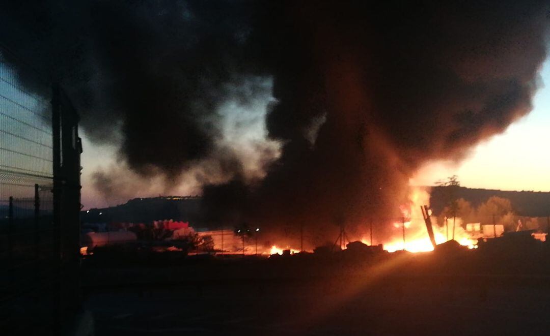 Fuego en un solar de la nave de conservación de carreteras en la A-316 entre Úbeda y Baeza