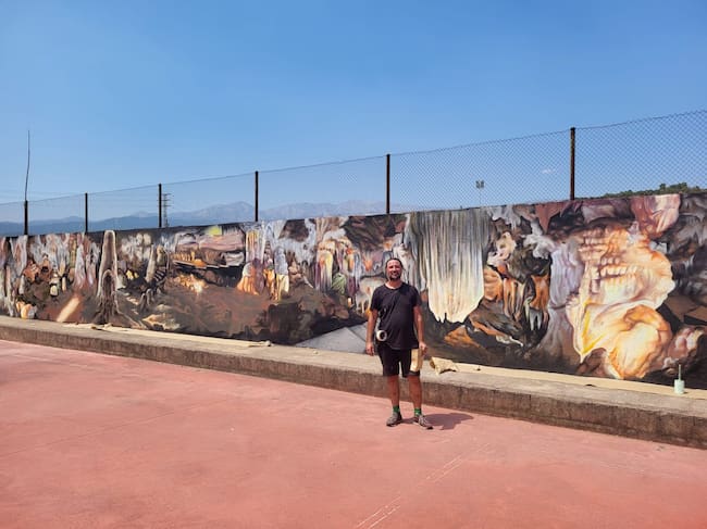 Miguel delante del mural