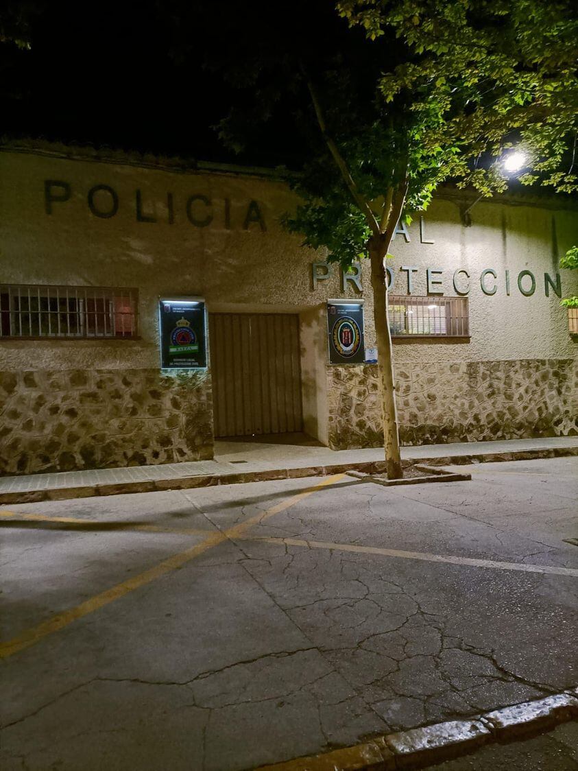 Puerta cerrada de la Jefatura de Policía Local