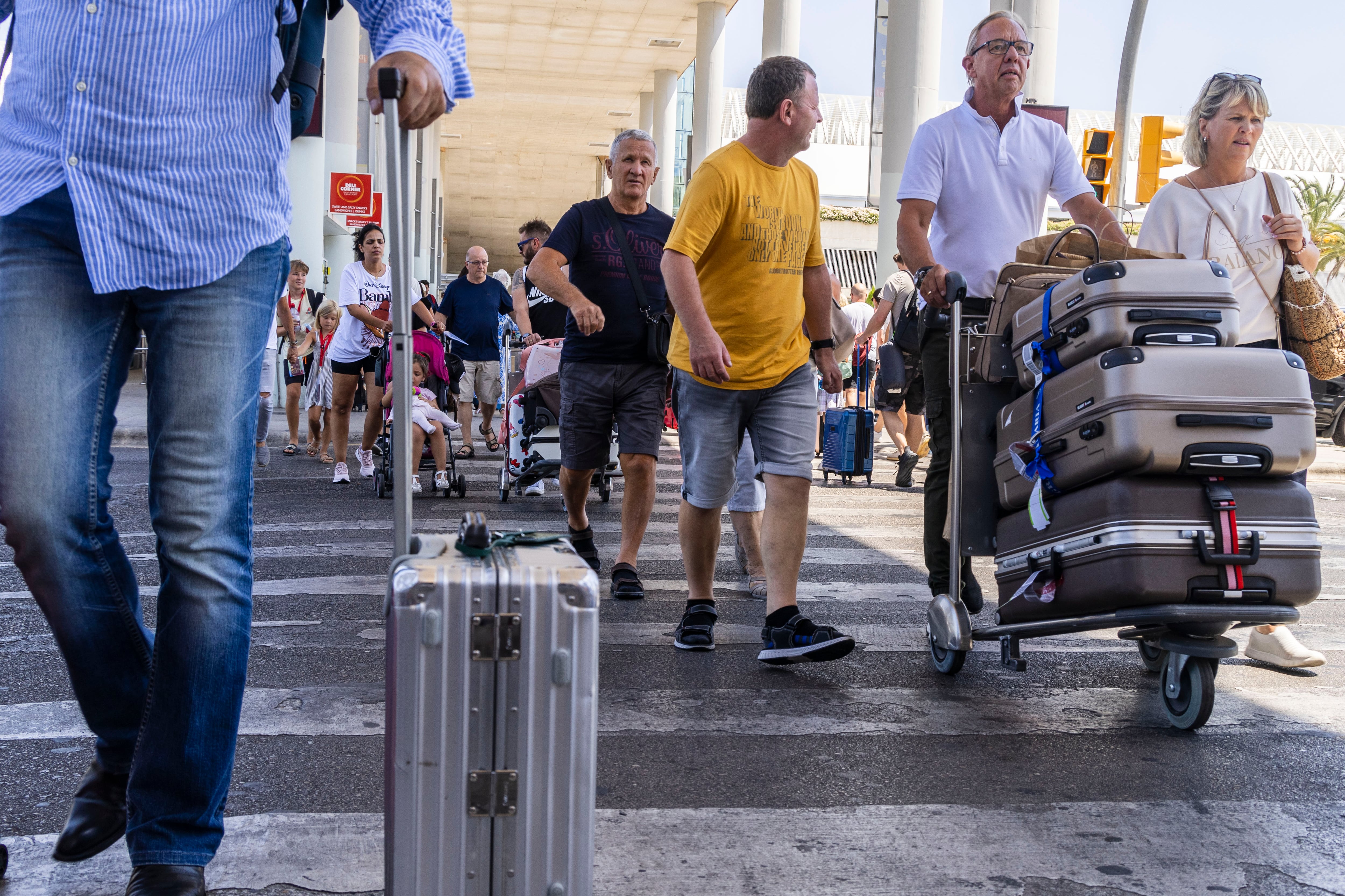 PALMA DE MALLORCA, 12/08/2022.- Multitud de turistas a su llegada al Aeropuerto de Palma de Mallorca EFE/ Cati Cladera