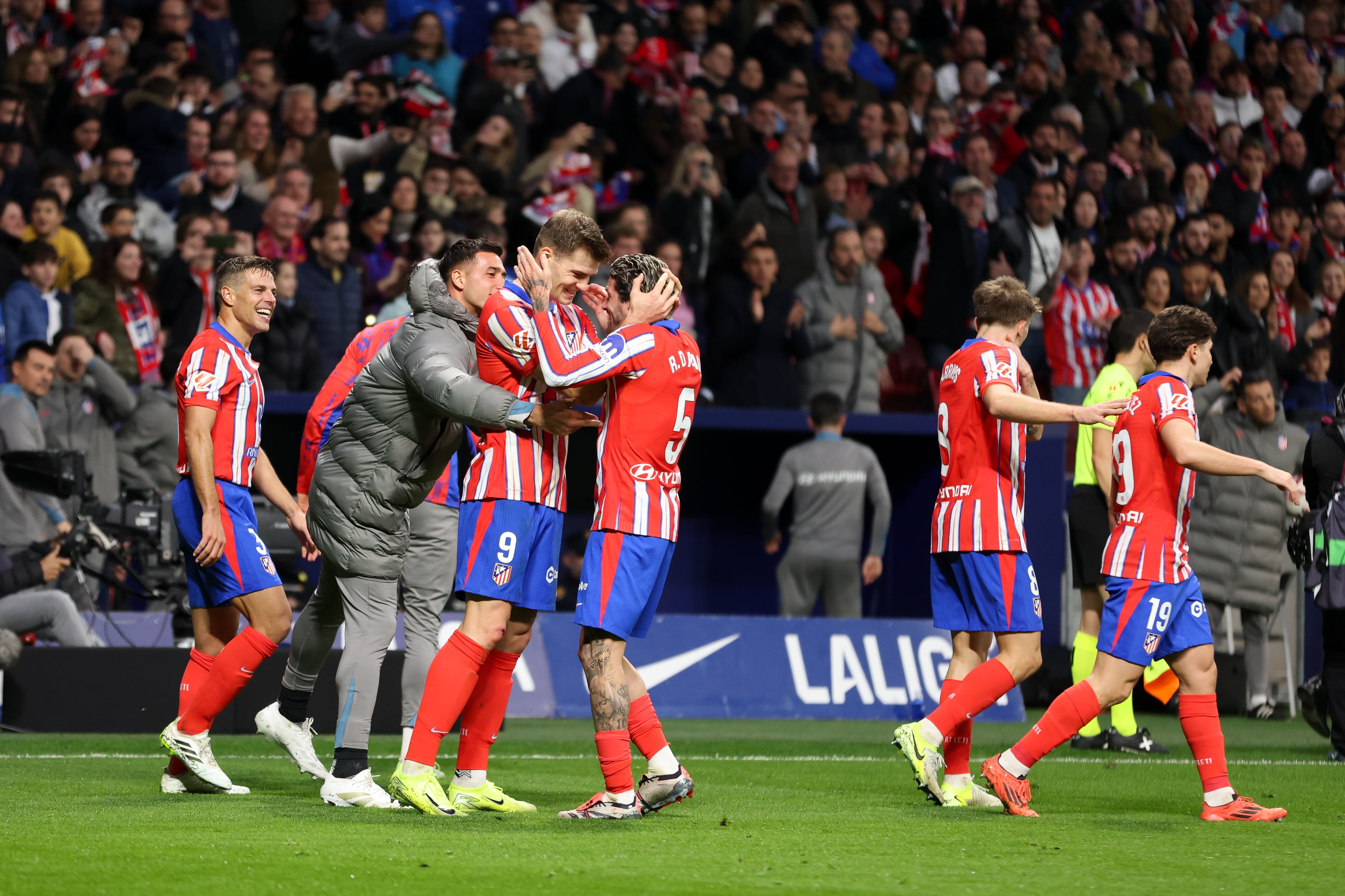 Alexander Sorloth celebra el gol de la remontada ante el Deportivo Alavés en el Estadio Metropolitano