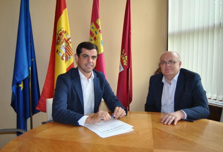 Instante de la reunión mantenida entre Javier Cuenca y Pedro Antonio Ruiz Santos