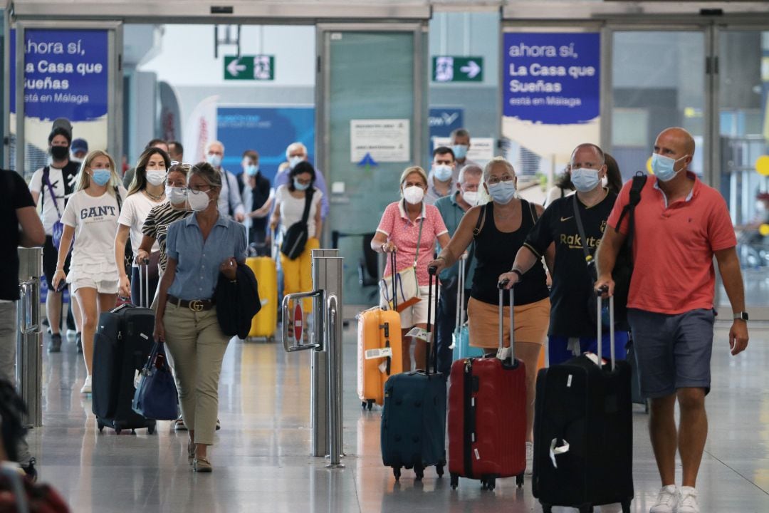 Llegada masiva de turistas de varias nacionalidades al aeropuerto de la capital para disfrutar del verano en la Costa del Sol, a 19 de julio de 2021, en Málaga (Andalucía. España)