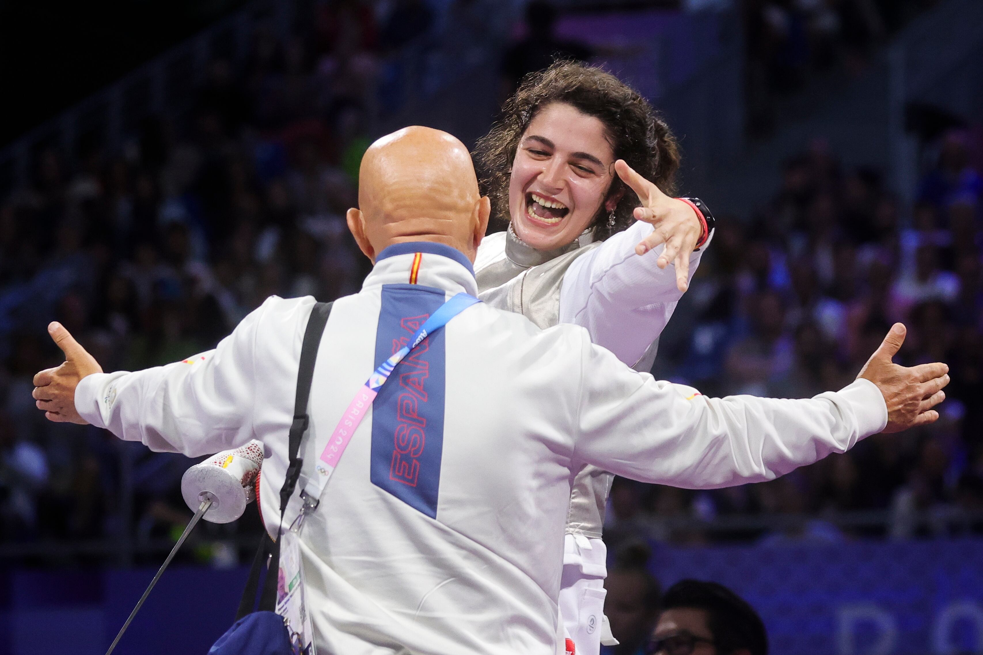 Paris (France), 04/09/2024.- Judith Rodriguez Menendez of Spain celebrates with her coach after winning the Wheelchair Fencing Women&#039;s Foil Category A Bronze Medal bout in the Paris 2024 Paralympic Games, in Paris, France, 04 September 2024. (Francia, España) EFE/EPA/TERESA SUAREZ
