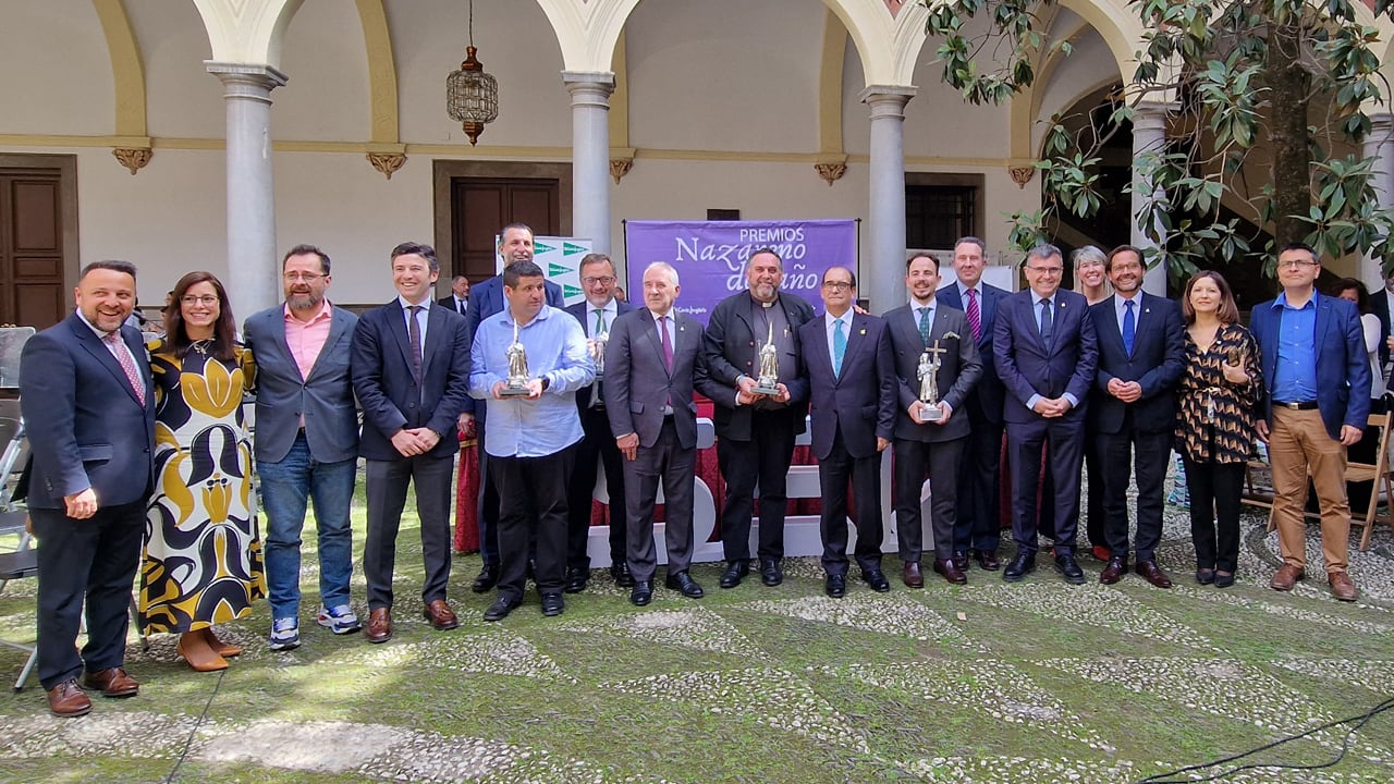 Foto de familia tras la entrega de los Premios Nazareno 2024 en el patio del Ayuntamiento de Granada