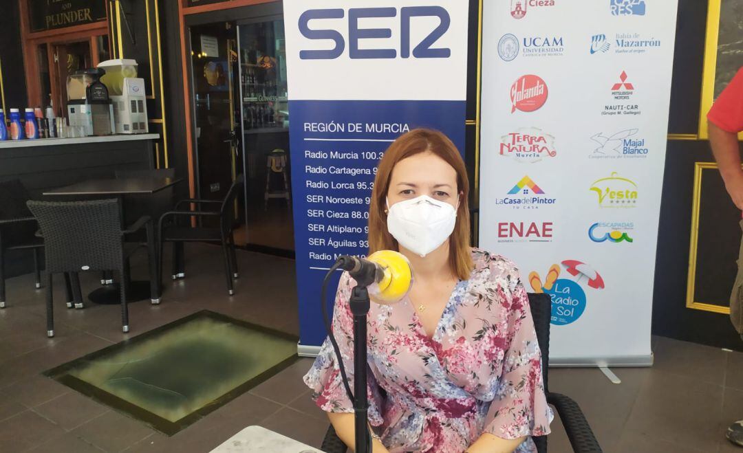 Mª Carmen Moreno, alcaldesa de Águilas, en el set de &#039;La radio al sol&#039; instalado en la terraza de La Posada del Galeón