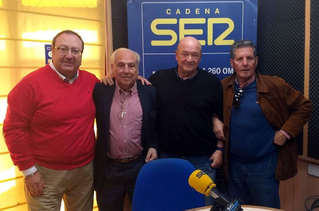 Con Manuel Ortega, Patricio González y Juan Lima hablando del homenaje al futbolista marroquí Rachid Yousri