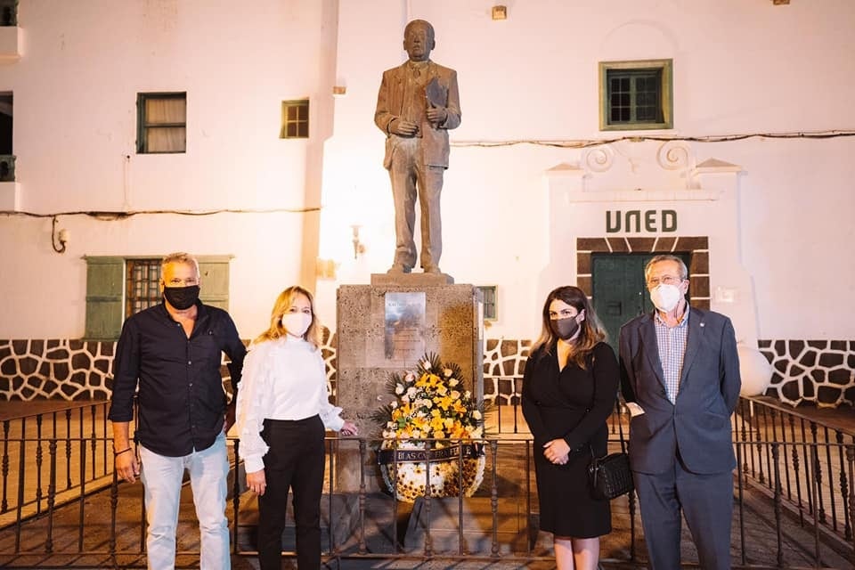 Ofrenda a Blas Cabrera Felipe en el 75 aniversario de su fallecimiento. Entre los asistentes, Francisco González de Posada (primero por la derecha de la imagen).