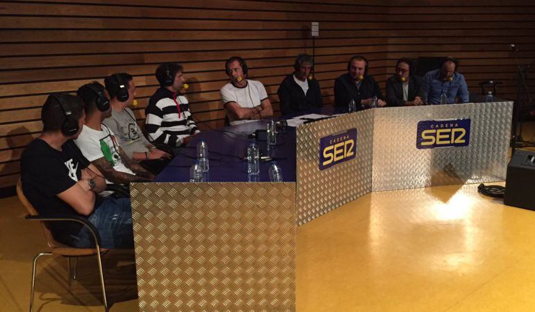 Manu Carreño junto al presidente, técnico y jugadores de Las Palmas 