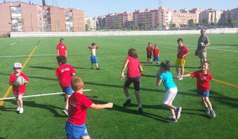 Los niños disfrutan del rugby en las instalaciones de El Bercial