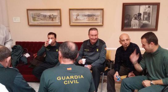 Agentes de la Guardia Civil tomando un bocadillo, después de donar sangre