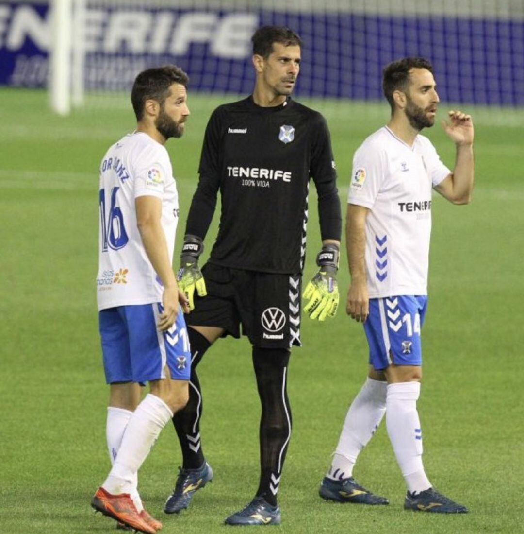 Dani Hernández, flanqueado por Aitor Sanz y Carlos Ruiz.