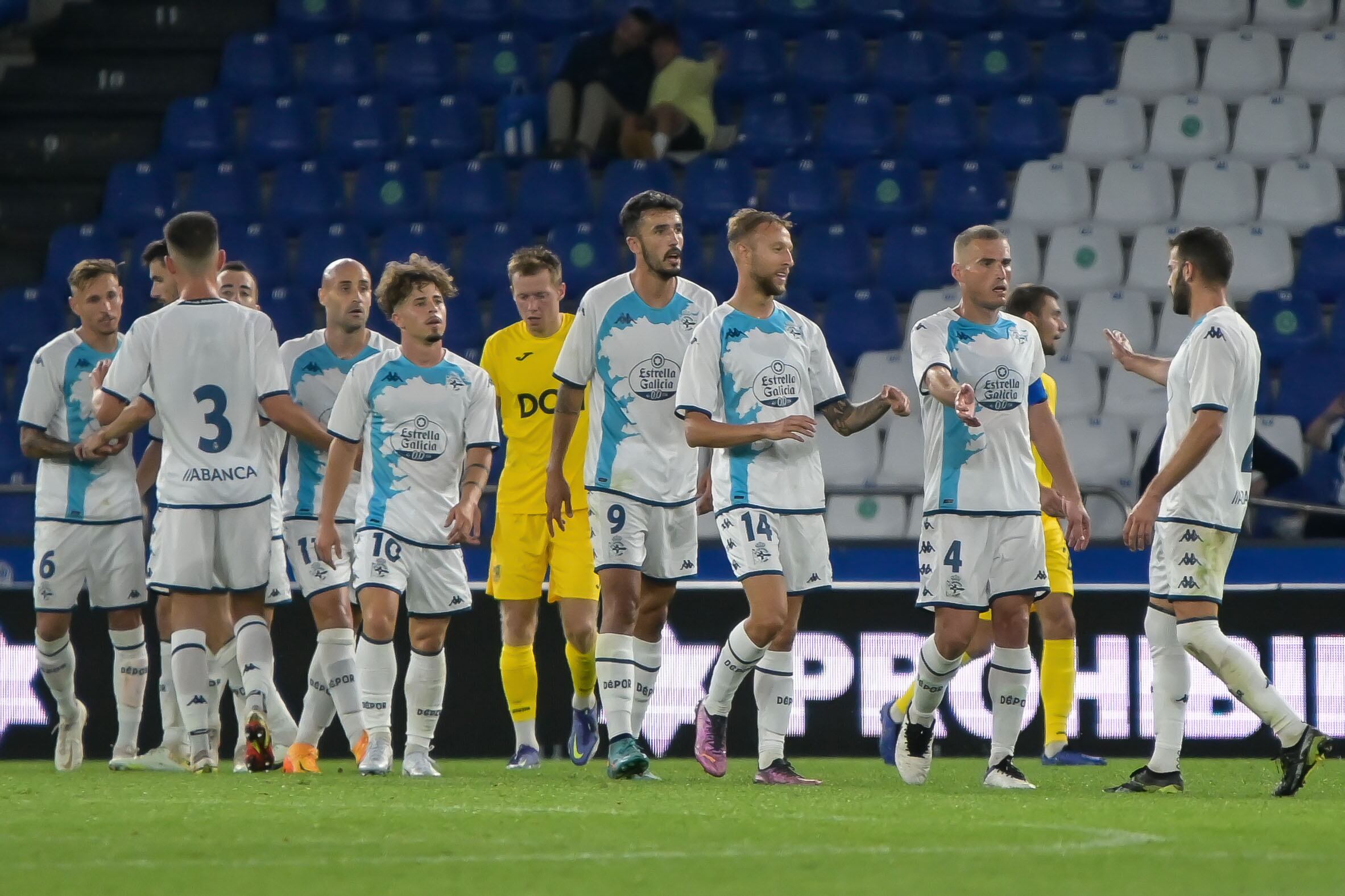 LA CORUÑA, 13/08/2022.- Los jugadores del Deportivo celebran su cuarto gol, marcado por Victor Narro (14), durante el Trofeo Teresa Herrera de fútbol que enfrenta al Deportivo contra el Metalist Járkov este sábado en el estadio Abanca Riazor de A Coruña. EFE/ Moncho Fuentes
