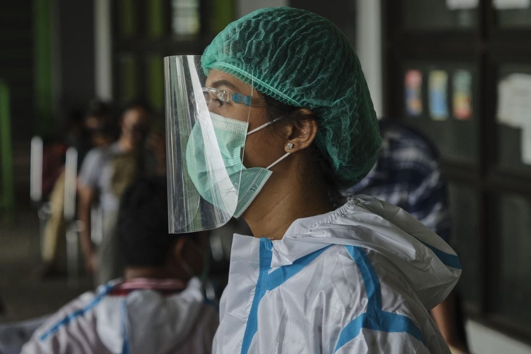 Una enfermera de Indonesia en un estadio de fútbol de Jakarta que se ha convertido en un hospital de coronavirus