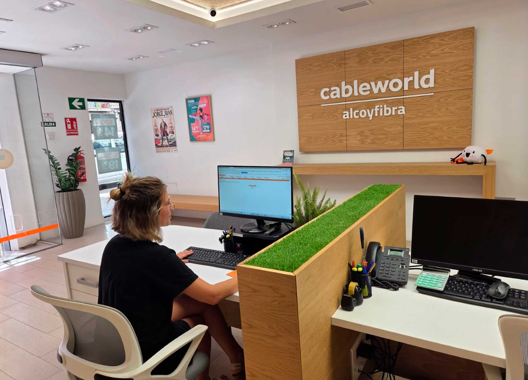 Interior de la tienda cableworld en Alcoy ubicada en la céntrica Avenida Alameda Camilo Sesto