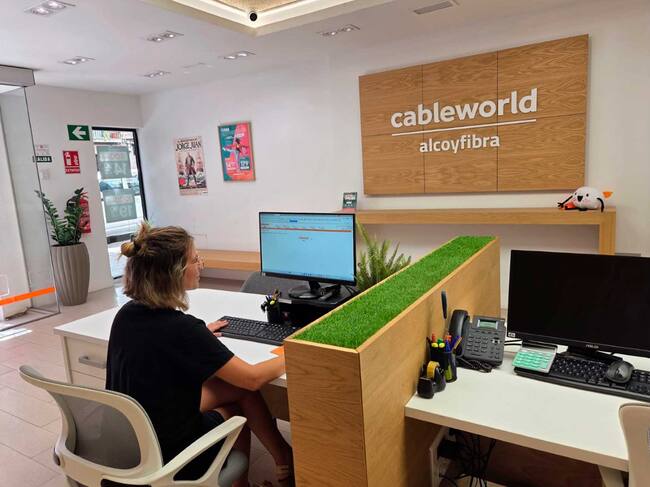 Interior de la tienda cableworld en Alcoy ubicada en la céntrica Avenida Alameda Camilo Sesto