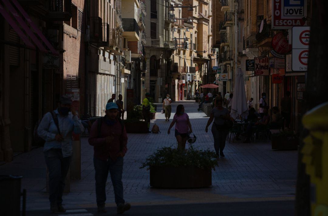 Varias personas caminan por una calle del centro de Lleida, capital de la comarca del Segrià.