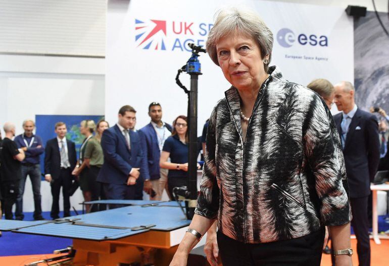 La primera ministra británica, Theresa May, visita el salón aeronáutico de Farnborough (Reino Unido)