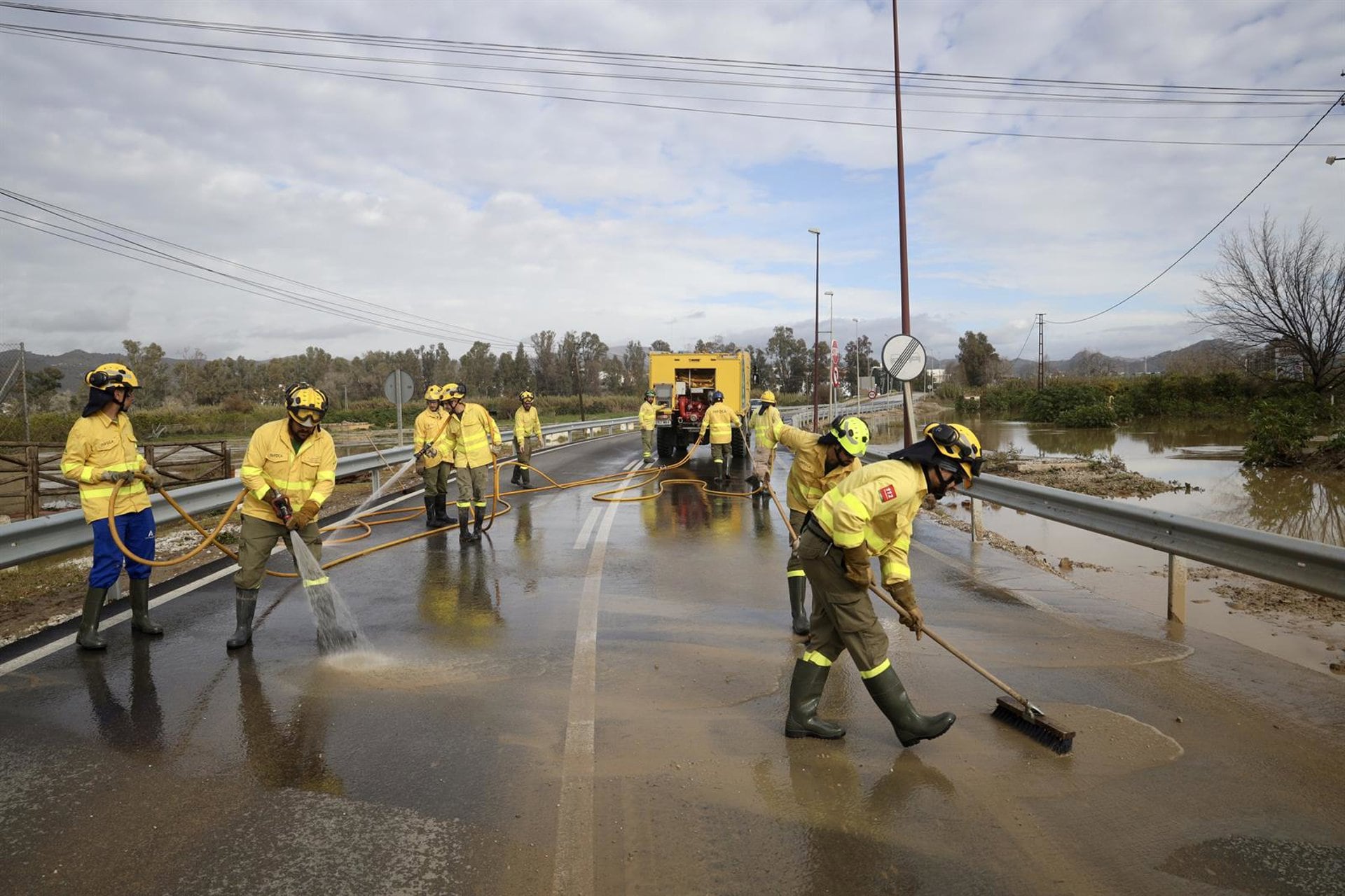Miembros del Infoca limpian los daños ocasionados por las lluvias de la borrasca 'Francis' en la carretera de acceso a la estación de Cártama. A 05 de enero de 2026, en Cártama, Málaga (Andalucía, España). El paso de la borrasca 'Francis' por Andalucía ha generado 441 incidencias que han sido coordinadas por el servicio de emergencias 112, de las que la inmensa mayoría se han localizado en las provincias de Cádiz, y Málaga.