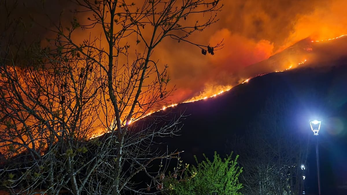 Así devora el fuego la montaña asturiana