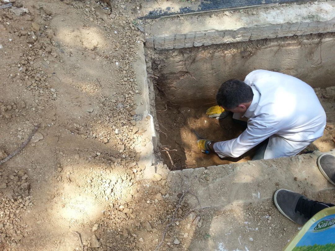 Recuperación de restos en el Cementerio de San José