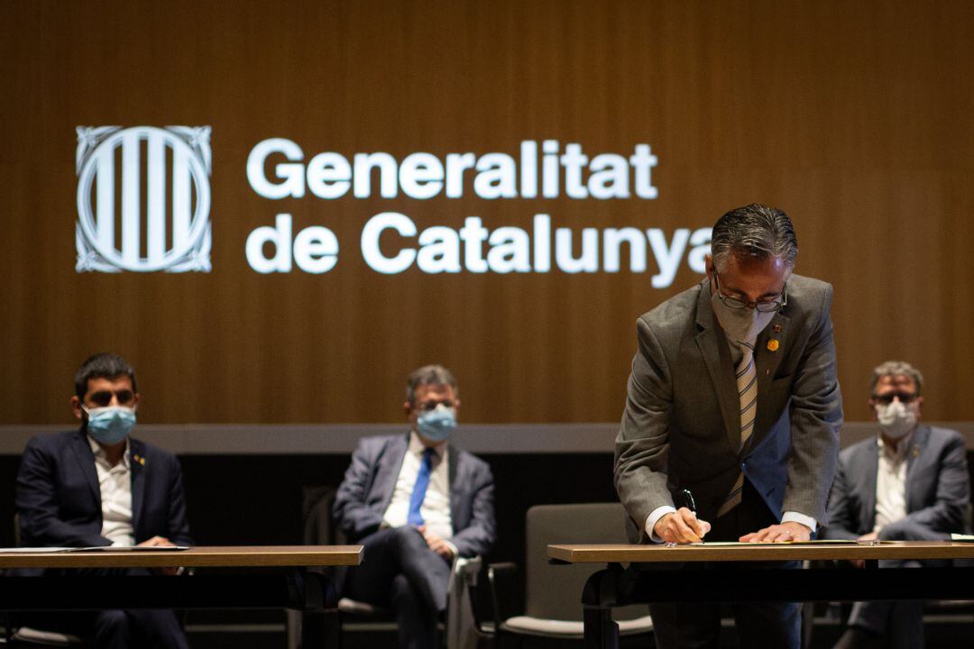 El conseller de Empresa y Conocimiento de la Generalitat, Ramon Tremosa, durante la firma de un acuerdo de pobreza energética