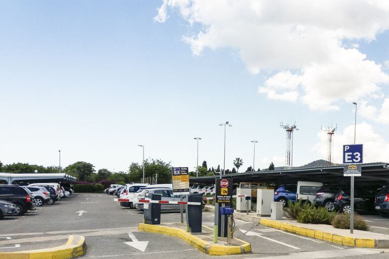 Imagen de parking del Aeropuerto de Ibiza