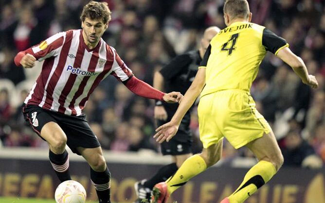 El defensa del Sparta de Praha Ondrej Svejdik ante el delantero del Athletic de Bilbao Fernando Llorente