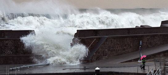La brecha originada en el rompeolas del puerto de Bermeo.