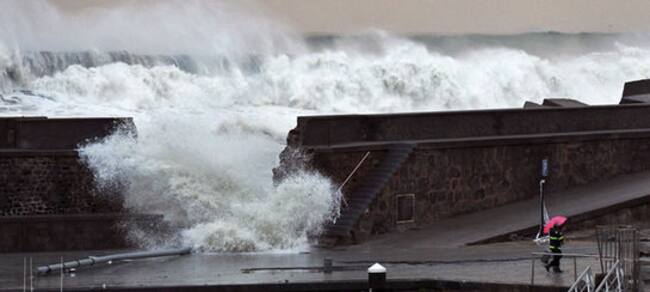 La brecha originada en el rompeolas del puerto de Bermeo.