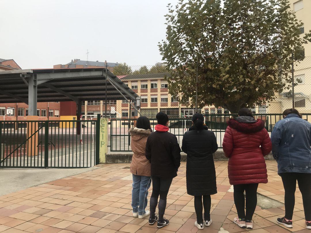 Las madres manfiestaban su desconcierto y enfado a las puertas del colegio Navaliegos