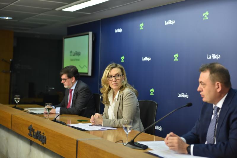 La consejera de Economía, Belinda León; el director general de Empresa, Amadeo Lázaro - a la izquierda de la imagen-, y el director gerente del Cluster Food+i, Juan Viejo, presentan el convenio suscrito  hasta 2025 | Gobierno de La Rioja