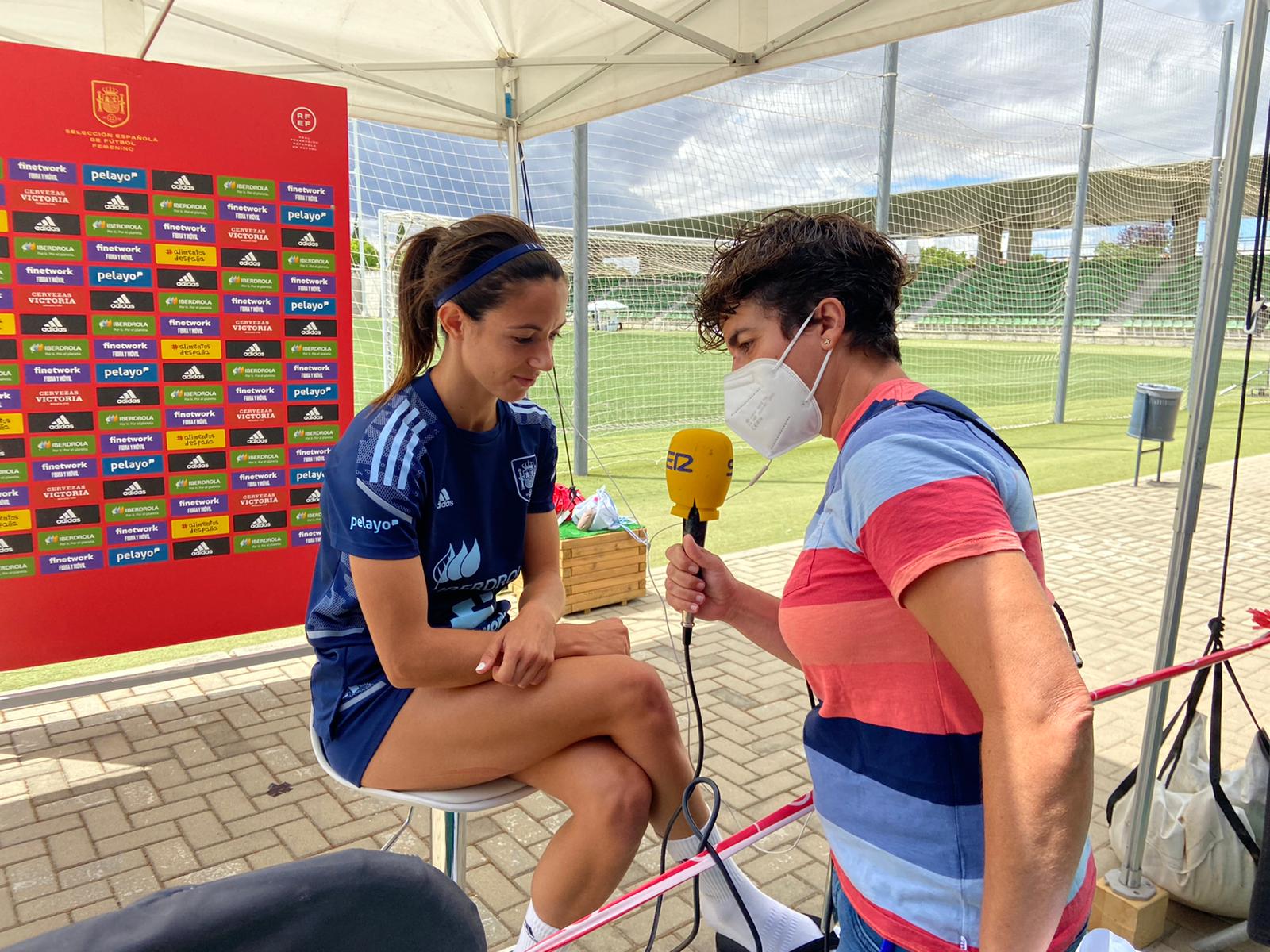 Sonia Lus con Aitana Bonmatí, durante la entrevista en SER Deportivos.