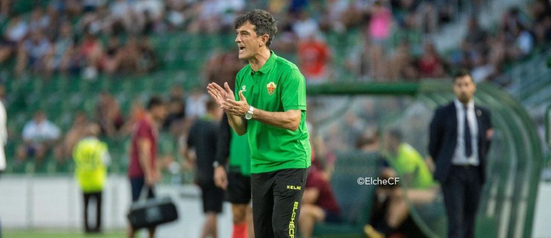 Pacheta en un partido del Elche en el Martínez Valero