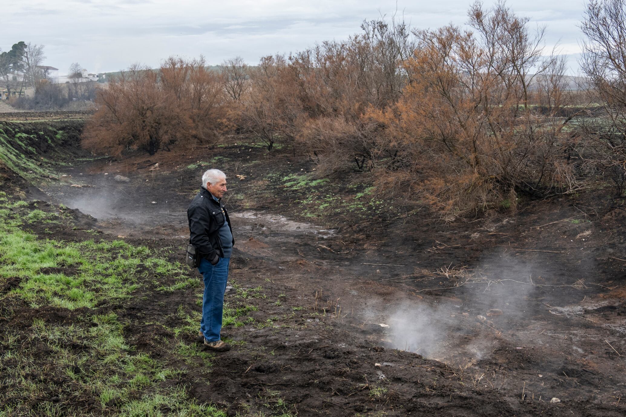 DAIMIEL (CIUDAD REAL), 20/12/2025.-La turba del cauce del río Guadiana ha vuelto a arder en las últimas semanas en las proximidades del Parque Nacional de Las Tablas de Daimiel, en la provincia de Ciudad Real, donde este fenómeno viene siendo recurrente desde la desecación de los Ojos del Guadiana y del propio río a partir de 1984. Según ha explicado a EFE, Concepción Sepúlveda, los incendios de turbas se manifiestan sin llamas visibles, mediante fumarolas y un intenso olor a combustión, muy característico y fácilmente reconocible para quienes conocieron el Guadiana después de su desaparición como río permanente. EFE/Jesús Monroy