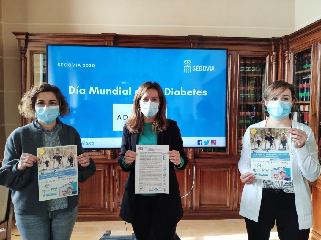 De izquierda a derecha: Beatriz Turrado (Vicepresidenta ADISEG), Ana Peñalosa (Concejala Asuntos Sociales) y Sara San Juan (Presidenta ADISEG)