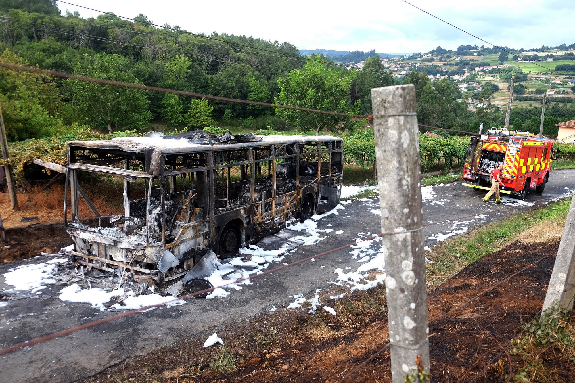 SANTIAGO DE COMPOSTELA, 30/08/2022.- Un bombero en prácticas del Parque municipal de Santiago ha fallecido esta mañana en un incidente producido durante la extinción de un incendio en un autobús, que se encontraba vacío sin pasajeros, al desplazarse el vehículo y atropellarlo de manera sorpresiva. EFE/Óscar Corral