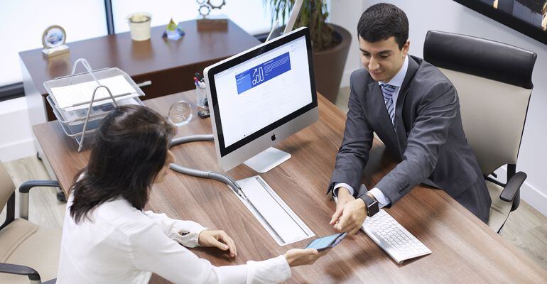 Dos personas en una oficina bancaria.