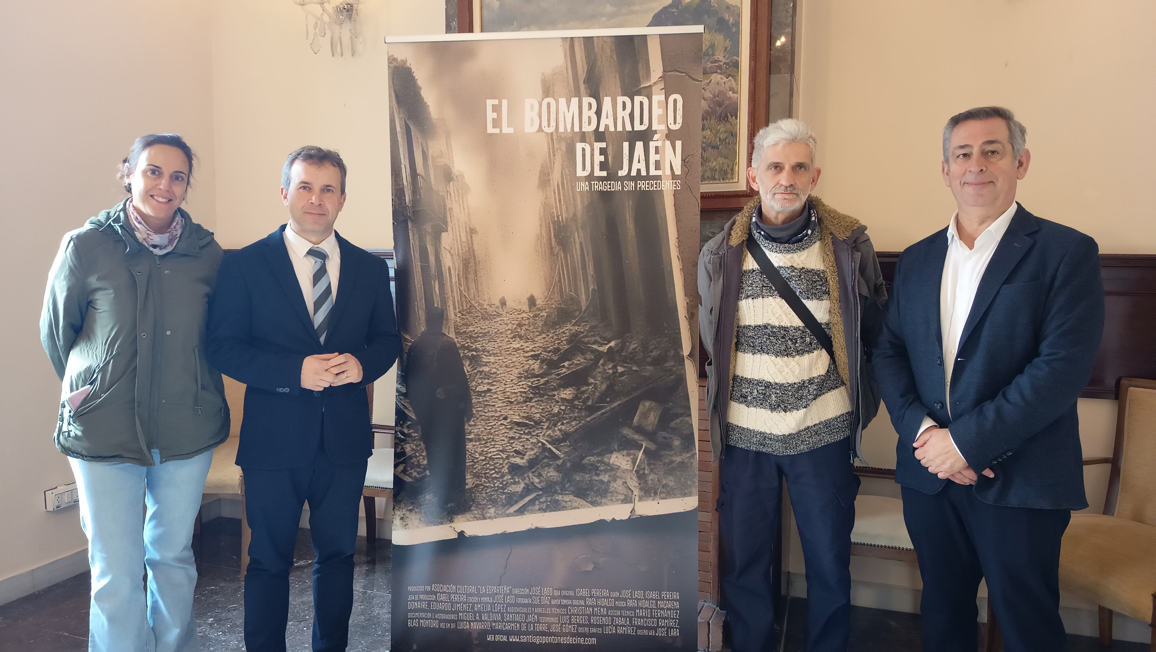 De izqda a dcha, una de las productoras del documental, Isabel Pereira; el alcalde, Julio Millán; el director, José Laso, y el concejal de Mantenimiento Urbano, Javier Padorno.