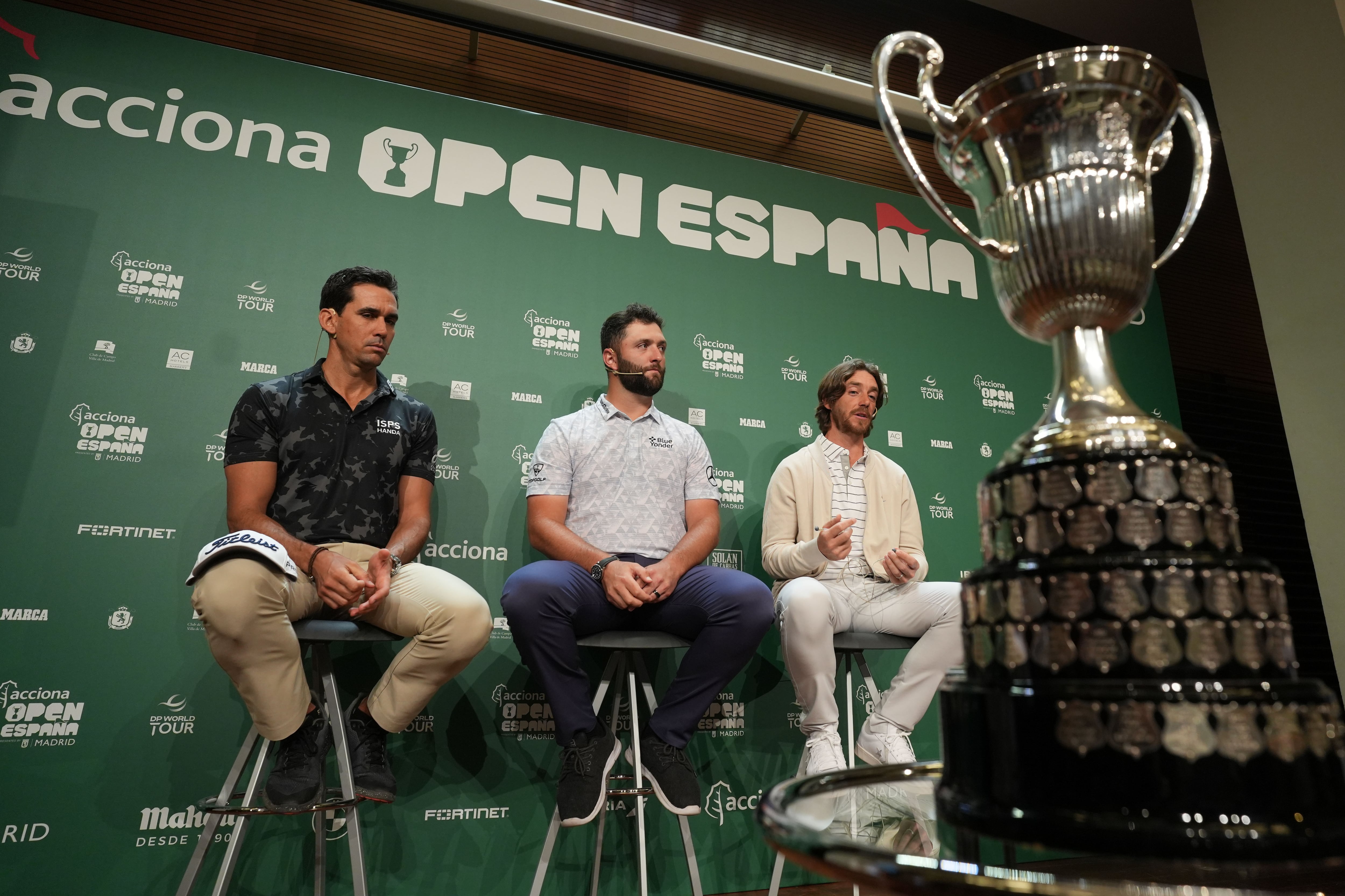 MADRID, 04/10/2022.- Los golfistas Rafael Cabrera Bello (i), Jon Rahm (c) y Tommy Fleetwood participan en la presentación del Acciona Open de España de Golf este martes en el Ayuntamiento de Madrid. EFE/ Borja Sanchez-Trillo
