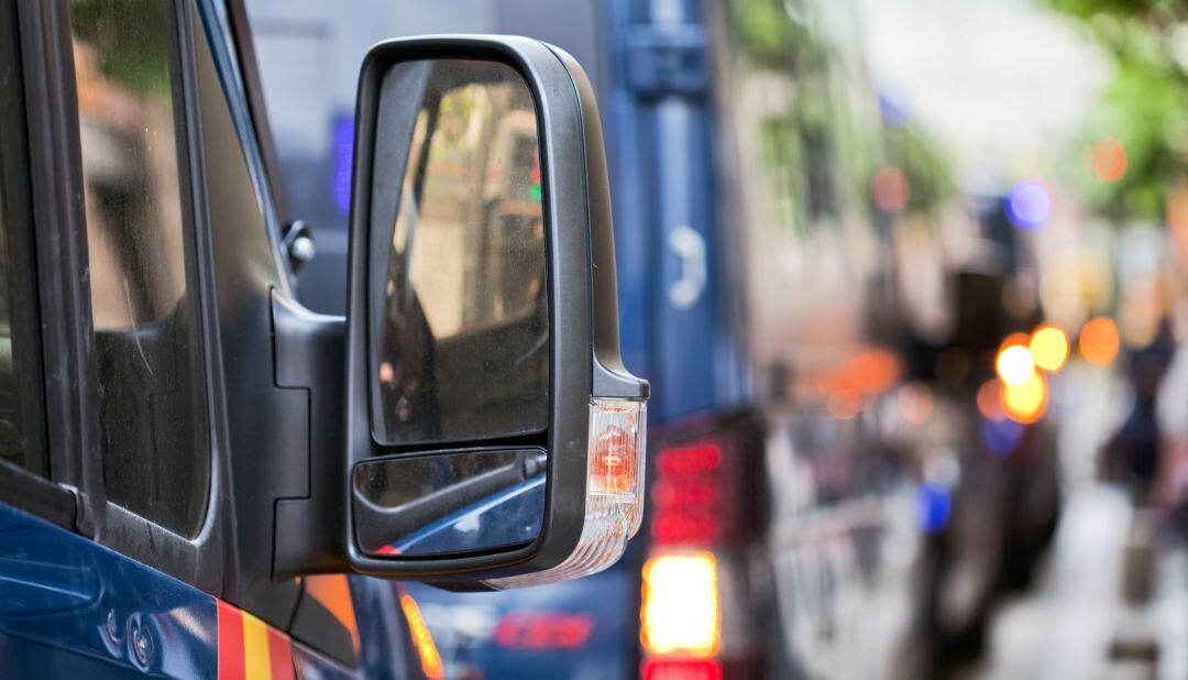 Espejo retrovisor de una furgoneta de la Policía Nacional.