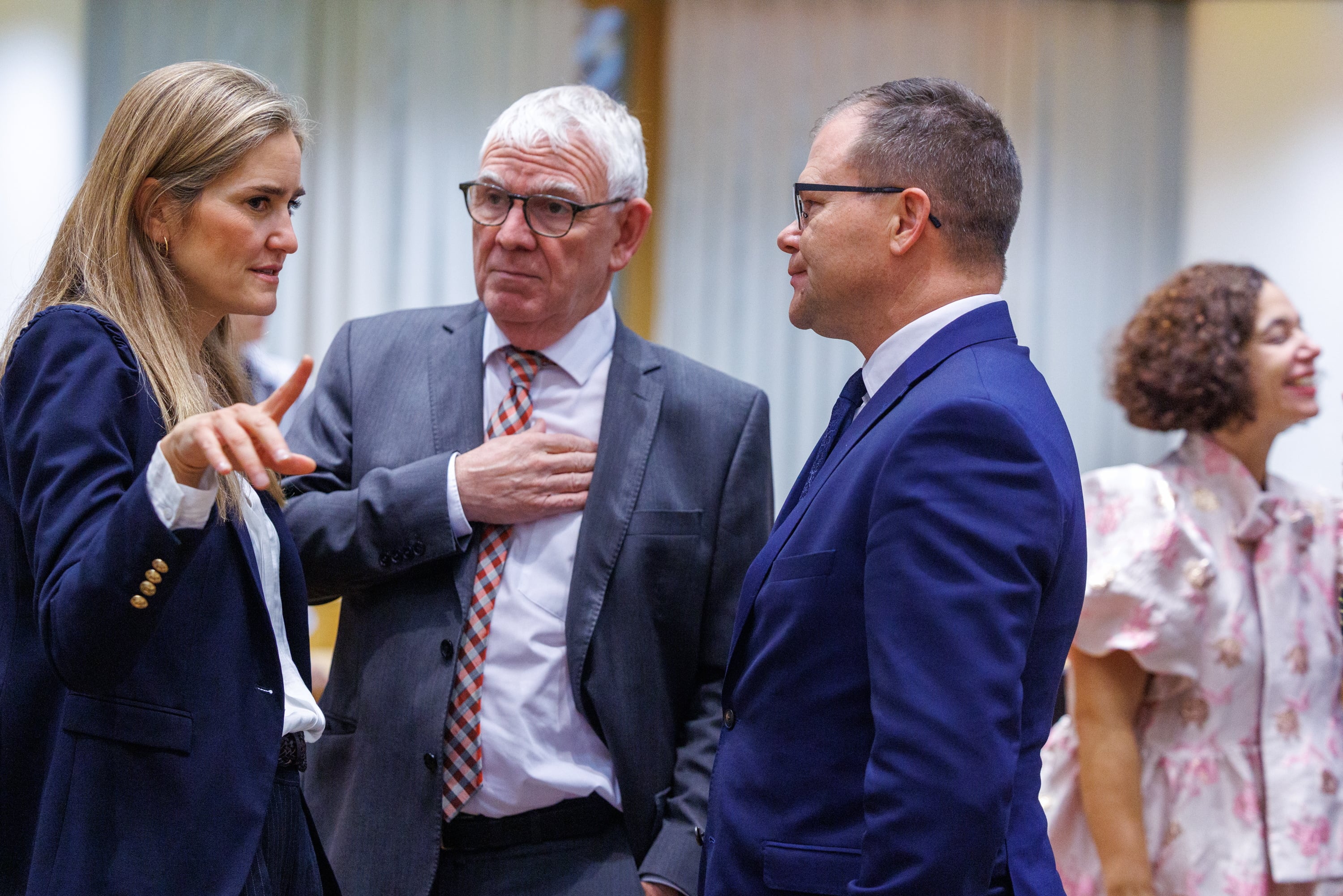 La vicepresidenta tercera y ministra de Medio Ambiente de España, Sara Aagesen, el ministro de Medio Ambiente alemán Carsten Schneider y el secretario de Estado alemán Jochen Frasbarth charlan antes del inicio de la cumbre.