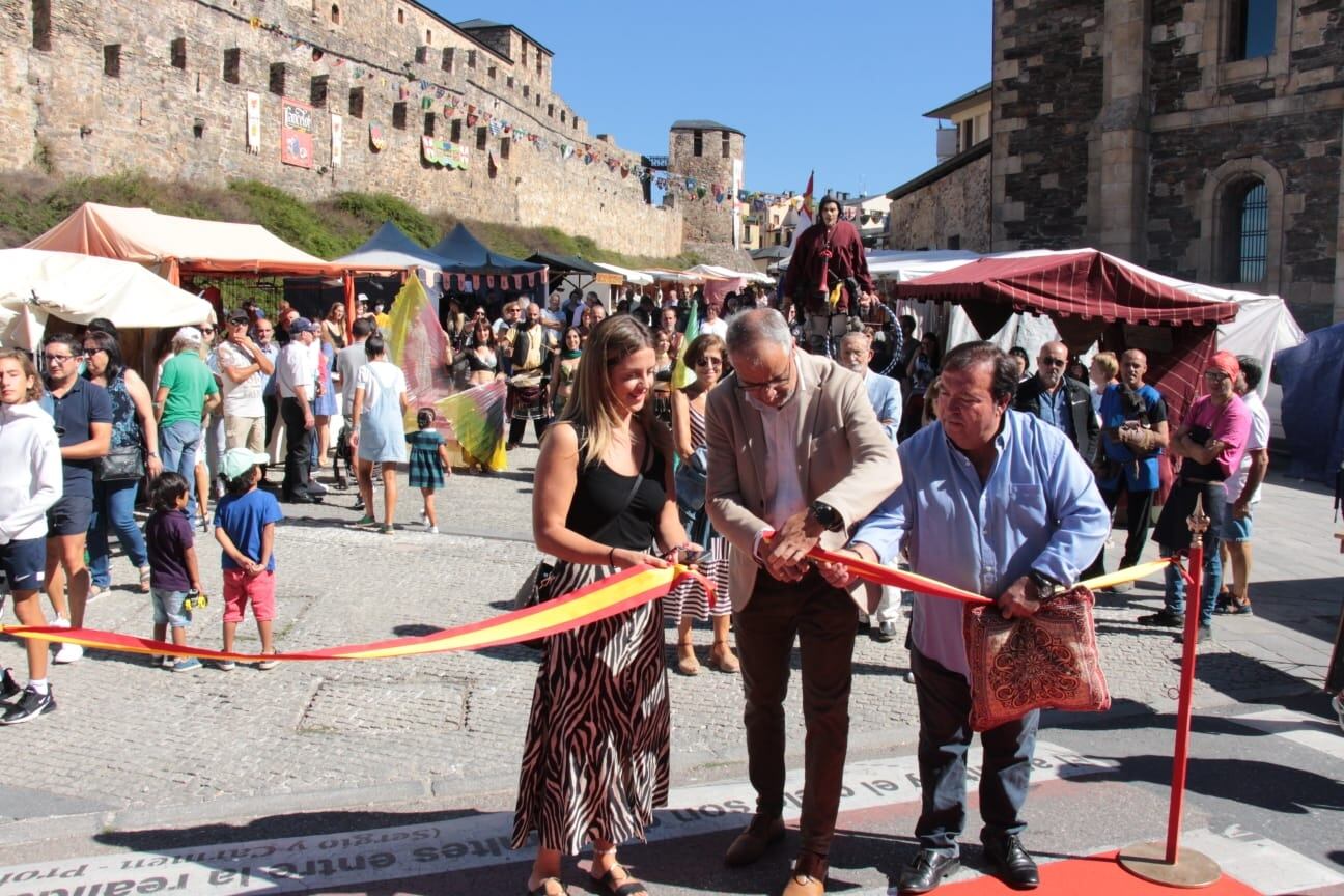Inauguración del alcalde de Ponferrada y la concejala de fiestas