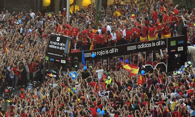 El autobús con los jugadores de la selección española atraviesa la Gran Vía de camino a la Plaza de Cibeles de Madrid