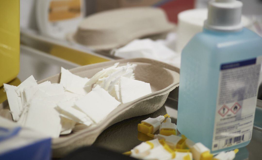 Gel hidroalcohólico en un dispositivo de vacunación.